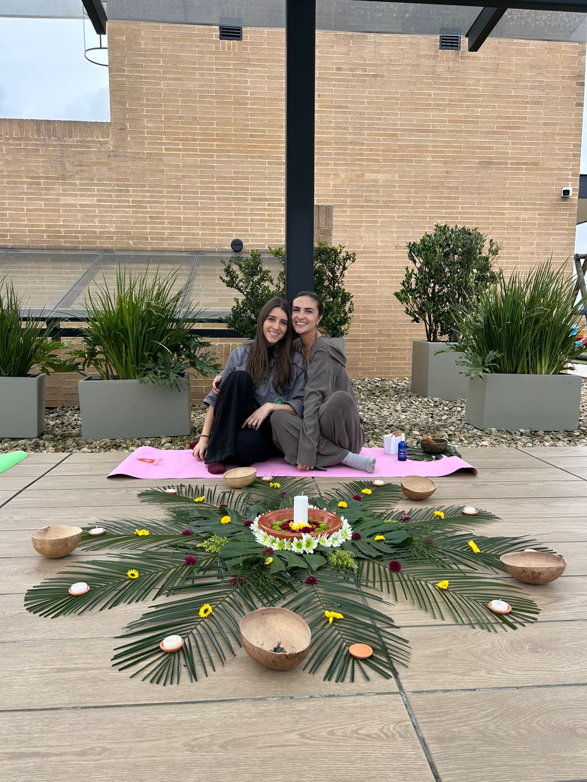 Sofía Urueña y Valentina Acosta con mandala ceremonial, fundadoras de Rayo de Sol en Bogotá